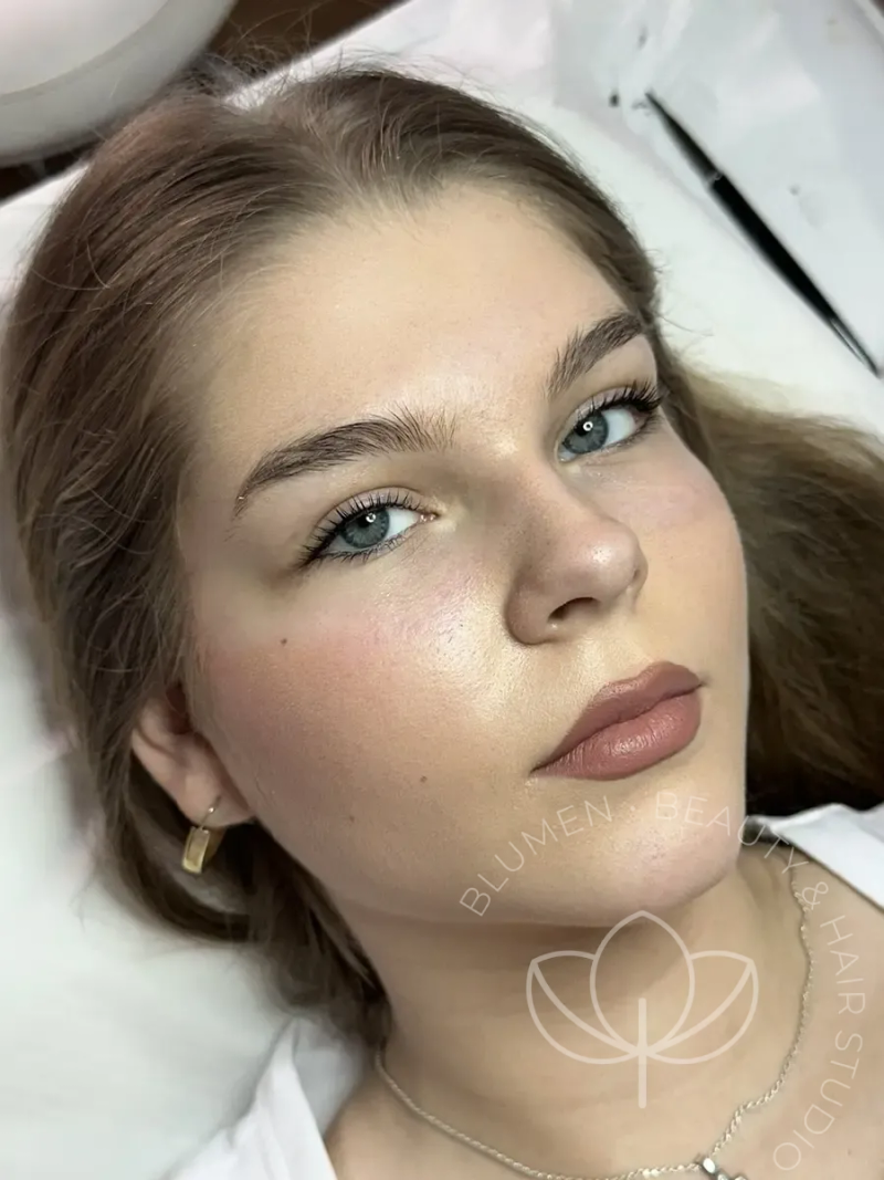 Devojka šminka tretman lepote